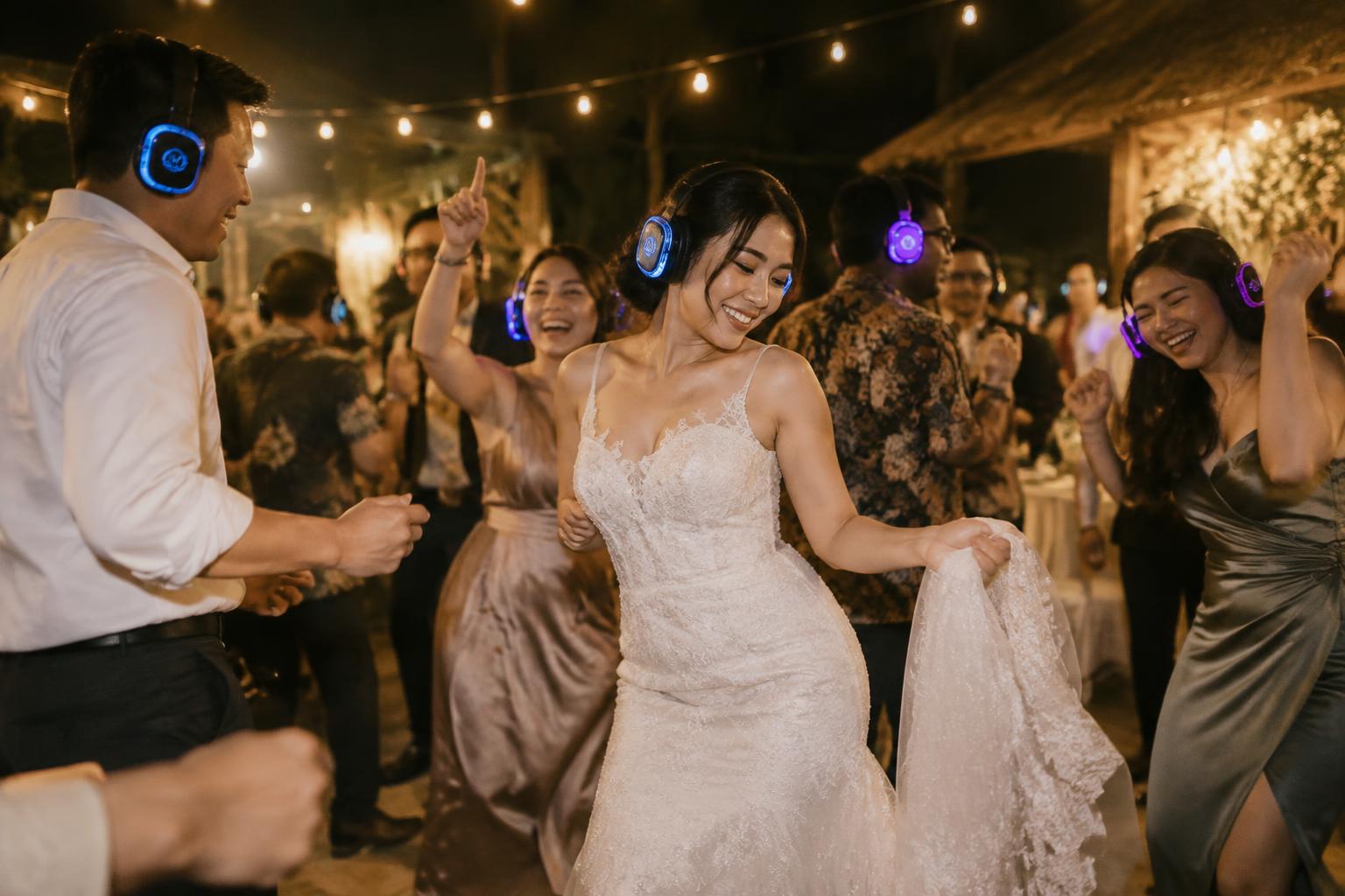 Ilustrasi layanan Silent Disco Party Experience untuk sewa silent disco
